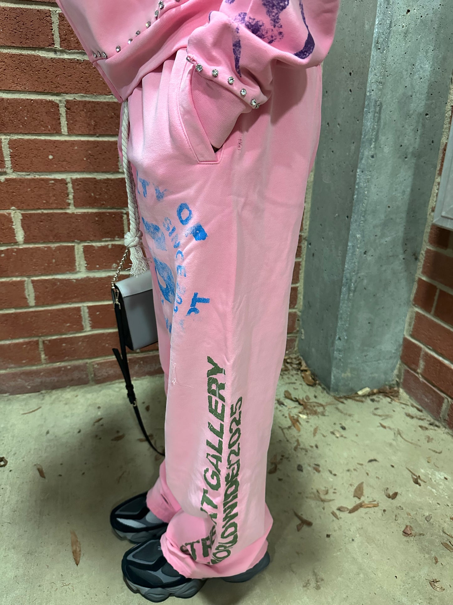 "Pressure makes Diamonds" sweatpants (pink)